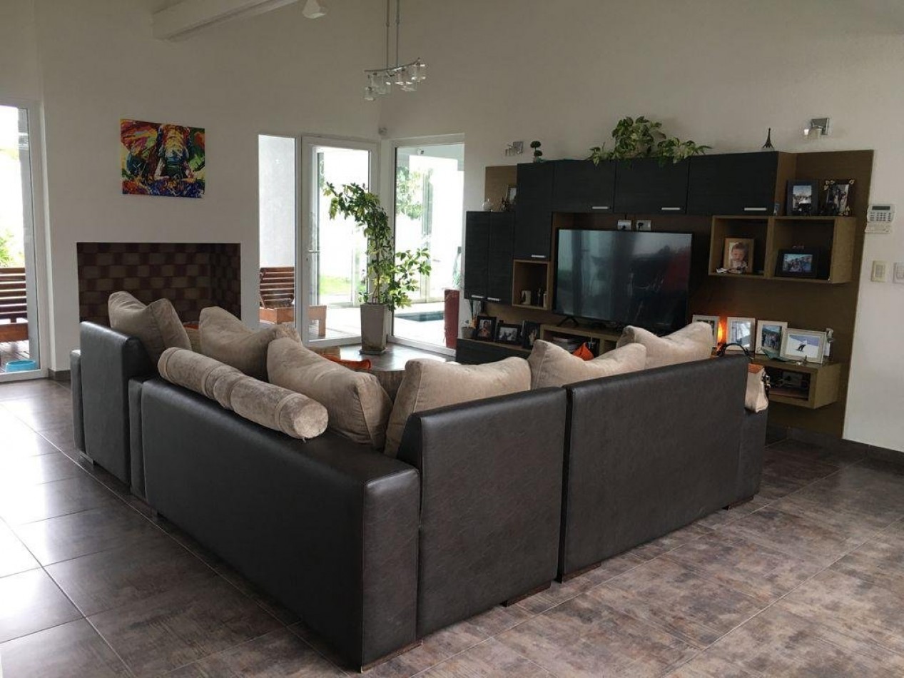 Casa 4 ambientes con gran parque y pileta. Parque Luro.