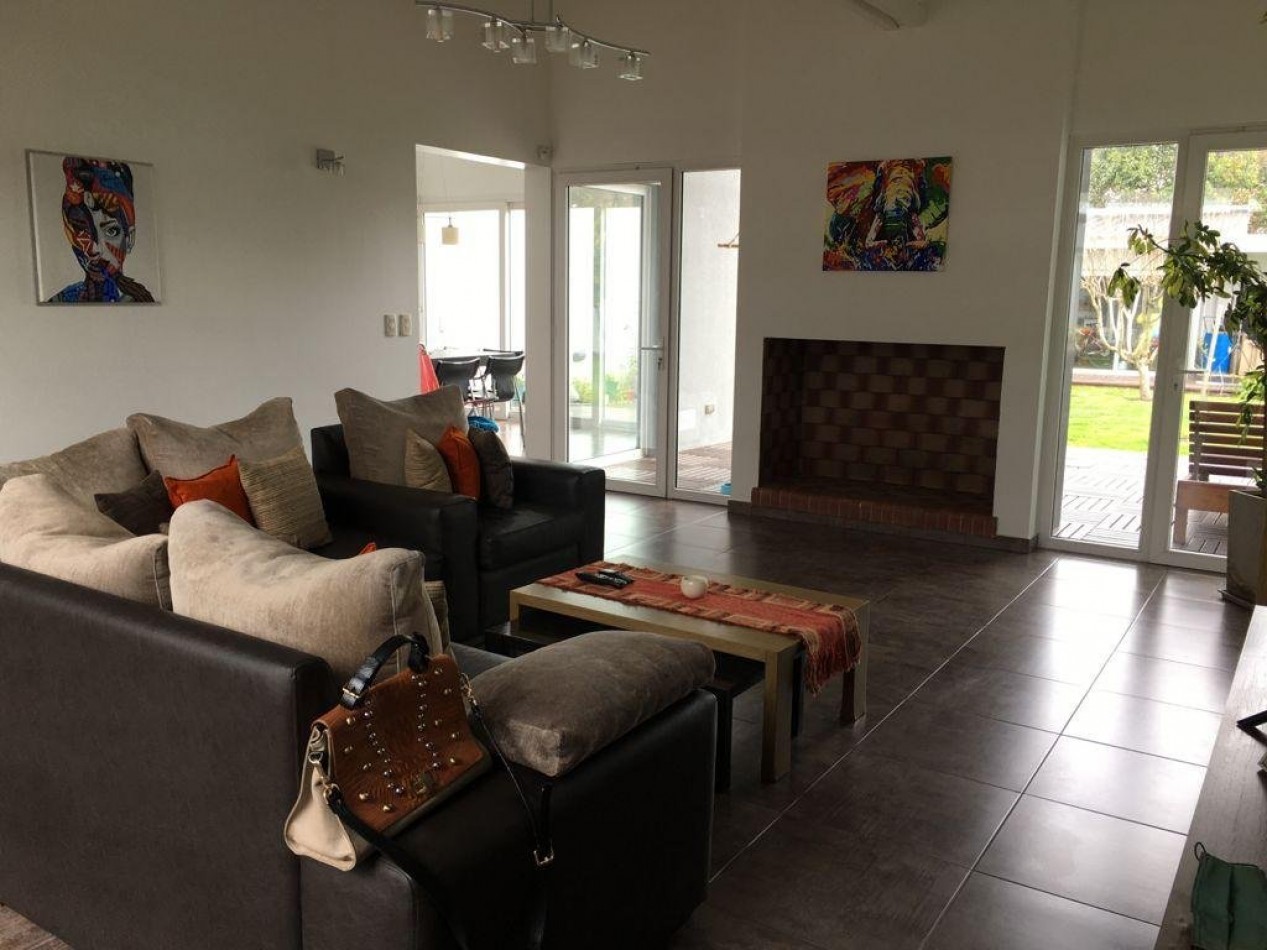 Casa 4 ambientes con gran parque y pileta. Parque Luro.