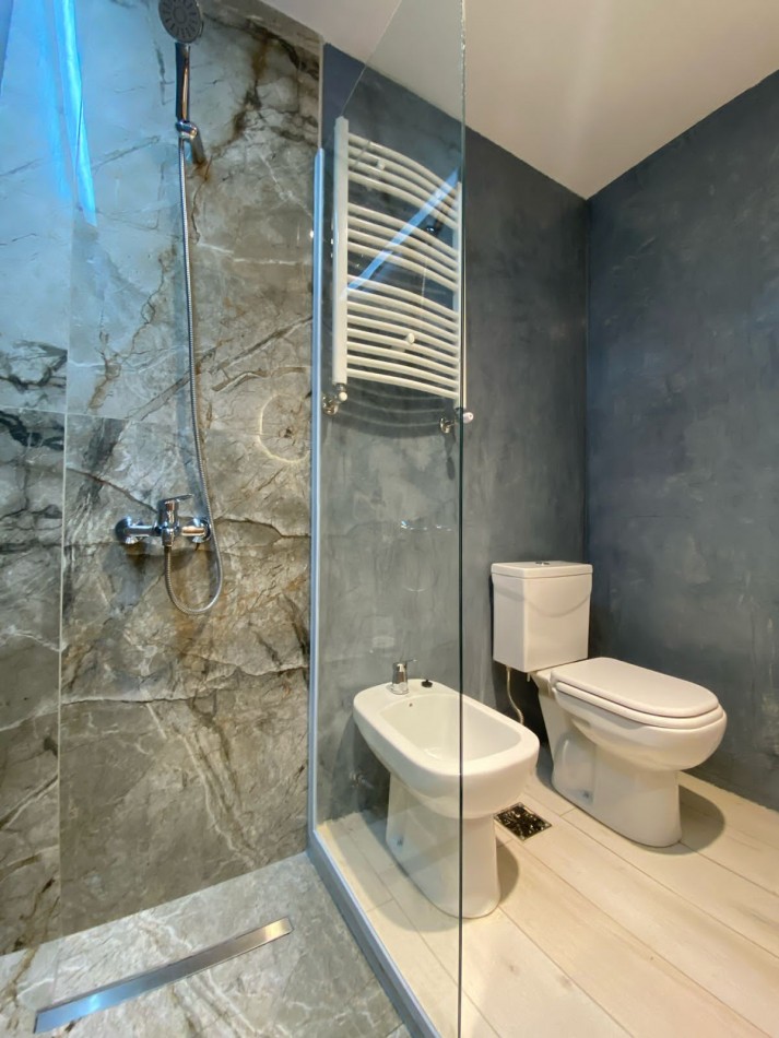 DEPTO TRES AMBIENTES CON BALCON SALIENTE. MAR DEL PLATA.