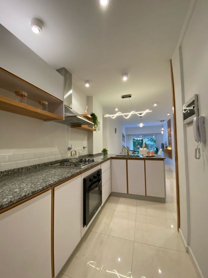 DEPTO TRES AMBIENTES CON BALCON SALIENTE. MAR DEL PLATA.