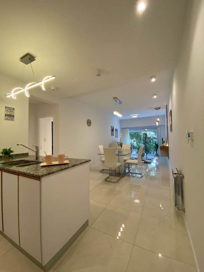 DEPTO TRES AMBIENTES CON BALCON SALIENTE. MAR DEL PLATA.