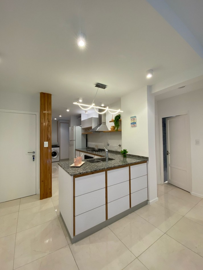 DEPTO TRES AMBIENTES CON BALCON SALIENTE. MAR DEL PLATA.