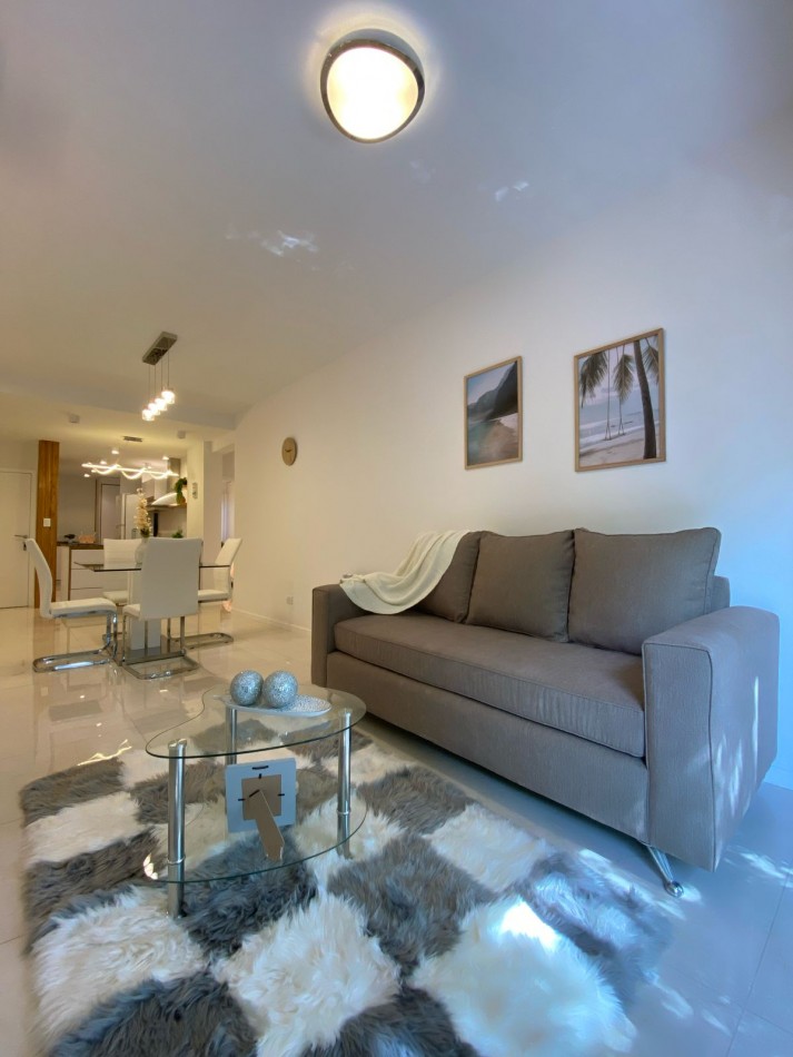 DEPTO TRES AMBIENTES CON BALCON SALIENTE. MAR DEL PLATA.