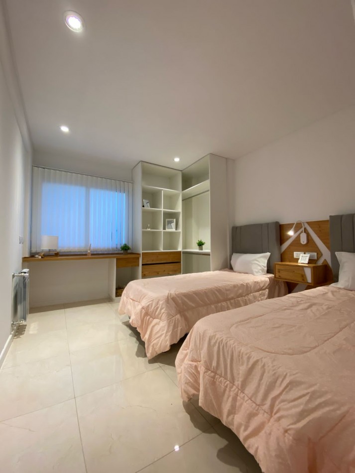 DEPTO TRES AMBIENTES CON BALCON SALIENTE. MAR DEL PLATA.