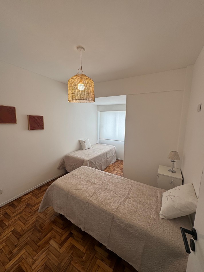 Departamento 4 ambientes a la calle con balcon terraza, vista lateral al MAR.  Mar del Plata.