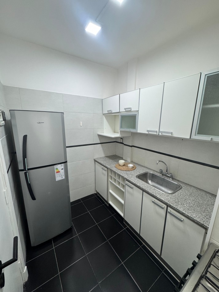 Departamento 4 ambientes a la calle con balcon terraza, vista lateral al MAR.  Mar del Plata.