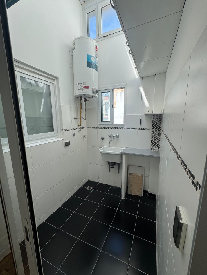 Departamento 4 ambientes a la calle con balcon terraza, vista lateral al MAR.  Mar del Plata.