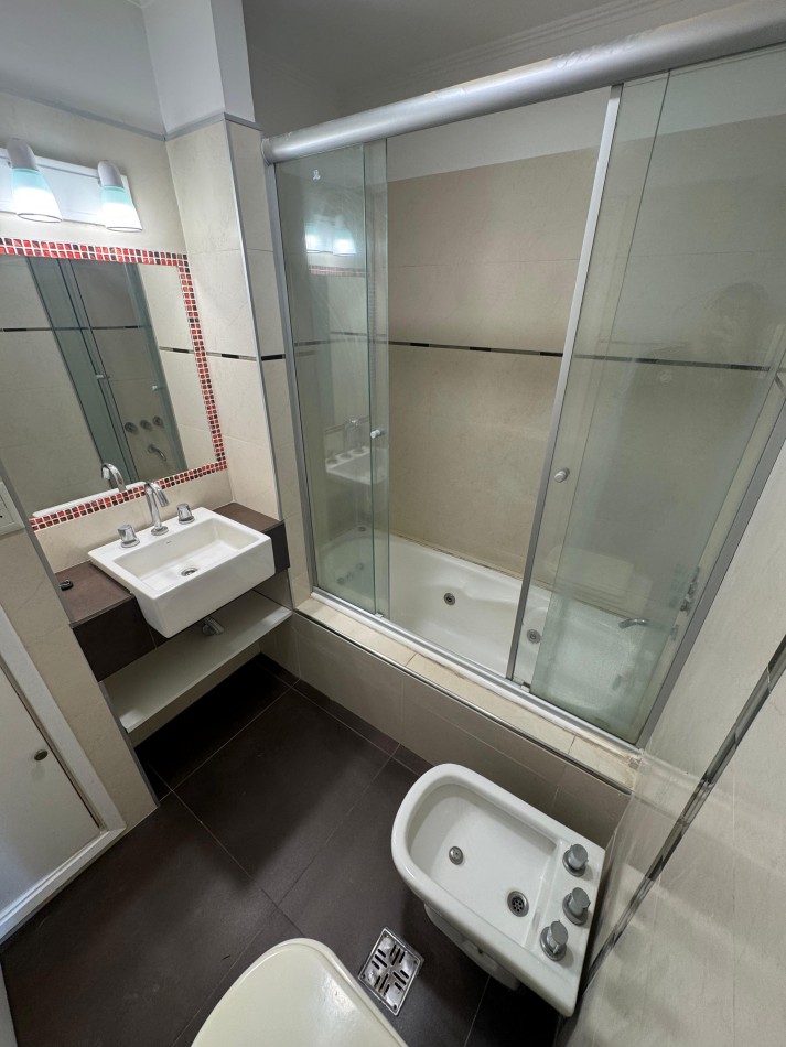 Departamento 4 ambientes a la calle con balcon terraza, vista lateral al MAR.  Mar del Plata.