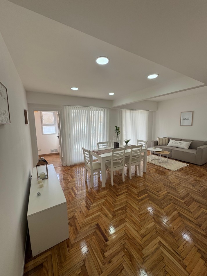 Departamento 4 ambientes a la calle con balcon terraza, vista lateral al MAR.  Mar del Plata.