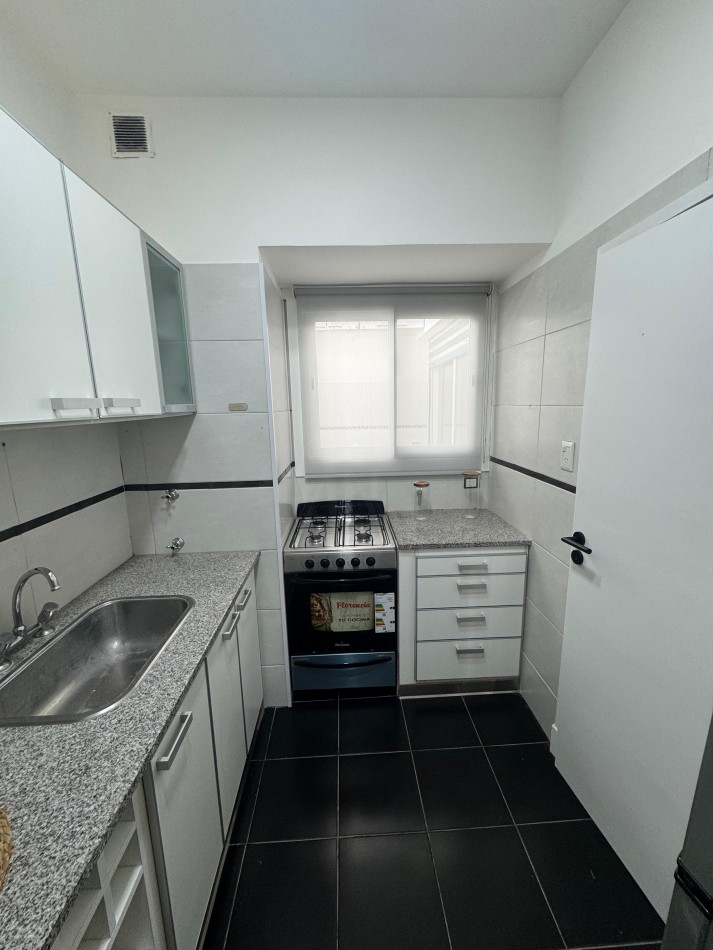 Departamento 4 ambientes a la calle con balcon terraza, vista lateral al MAR.  Mar del Plata.