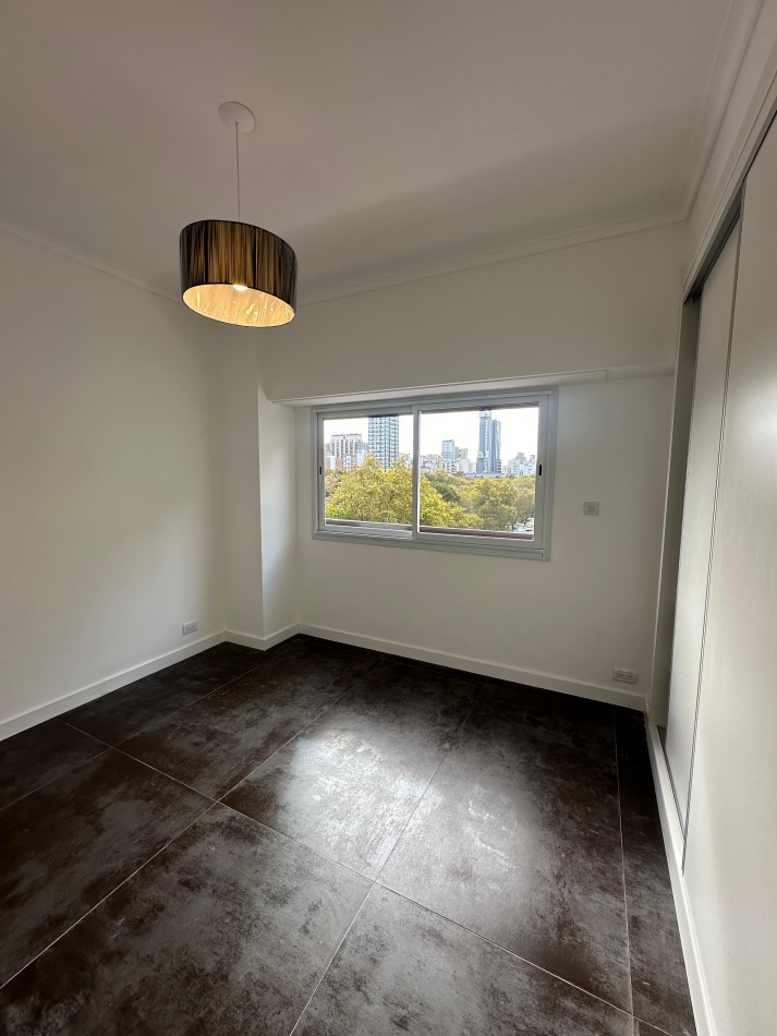 Departamento 4 ambientes a la calle con balcon terraza. Cochera. Mar del Plata.