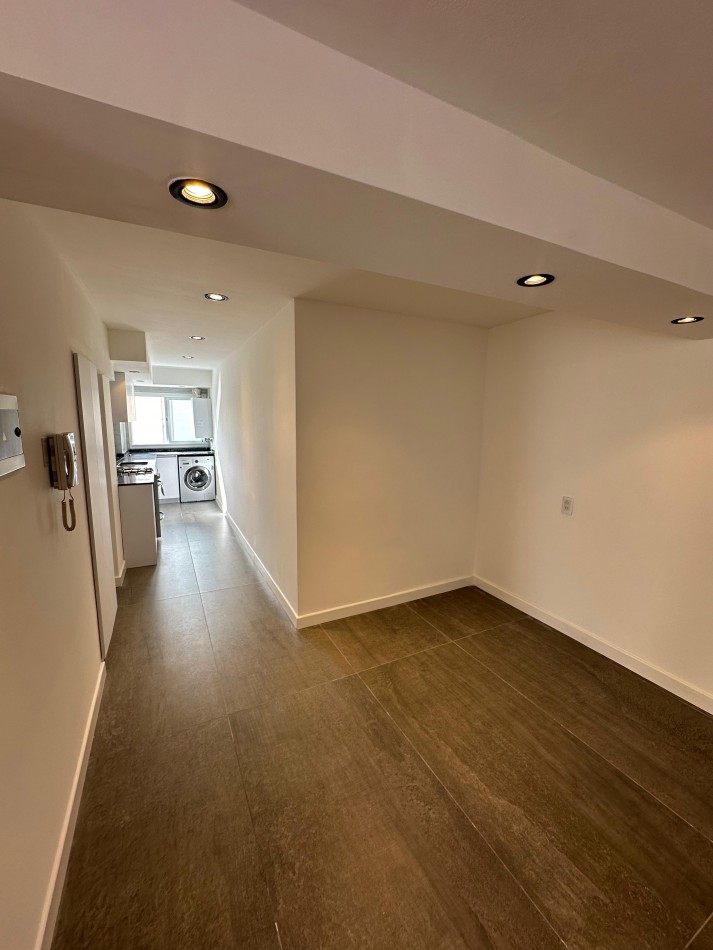 Departamento 4 ambientes a la calle con balcon terraza. Cochera. Mar del Plata.