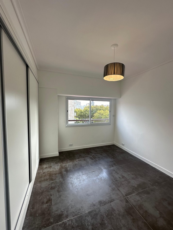 Departamento 4 ambientes a la calle con balcon terraza. Cochera. Mar del Plata.