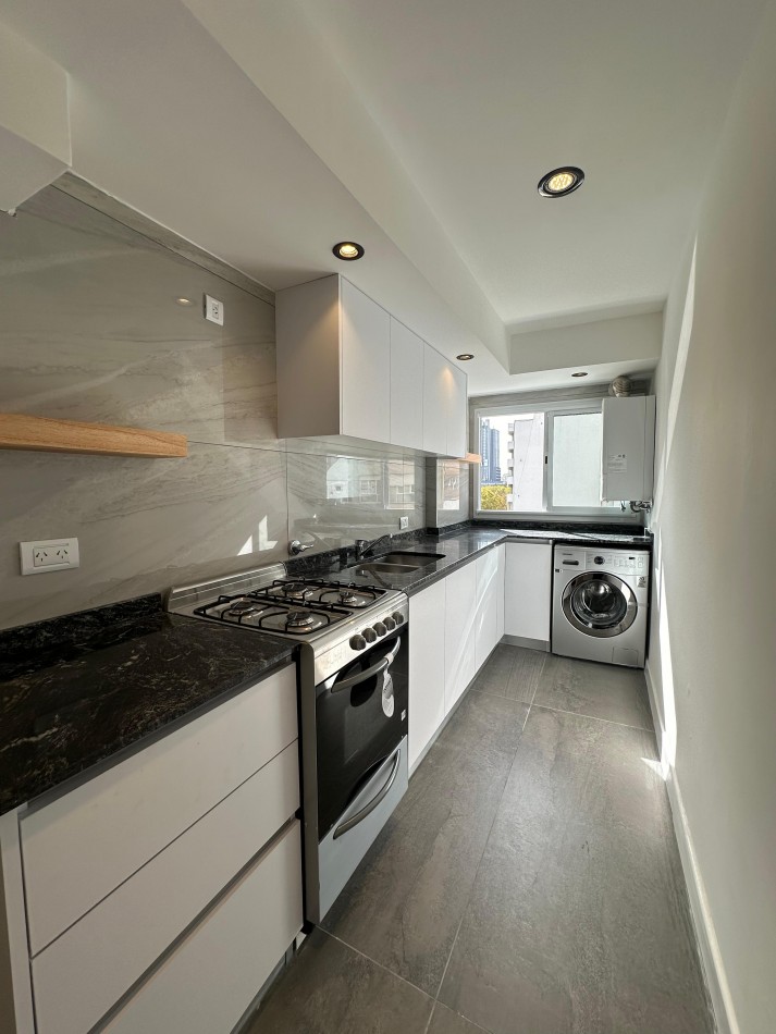 Departamento 4 ambientes a la calle con balcon terraza. Cochera. Mar del Plata.