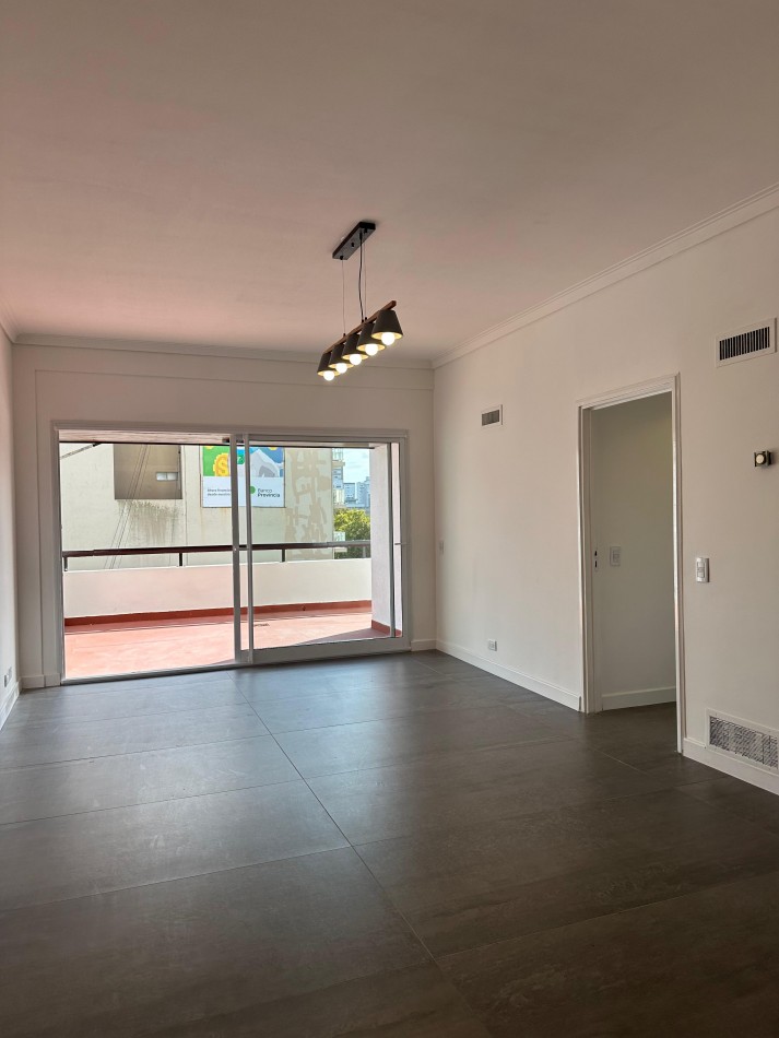 Departamento 4 ambientes a la calle con balcon terraza. Cochera. Mar del Plata.