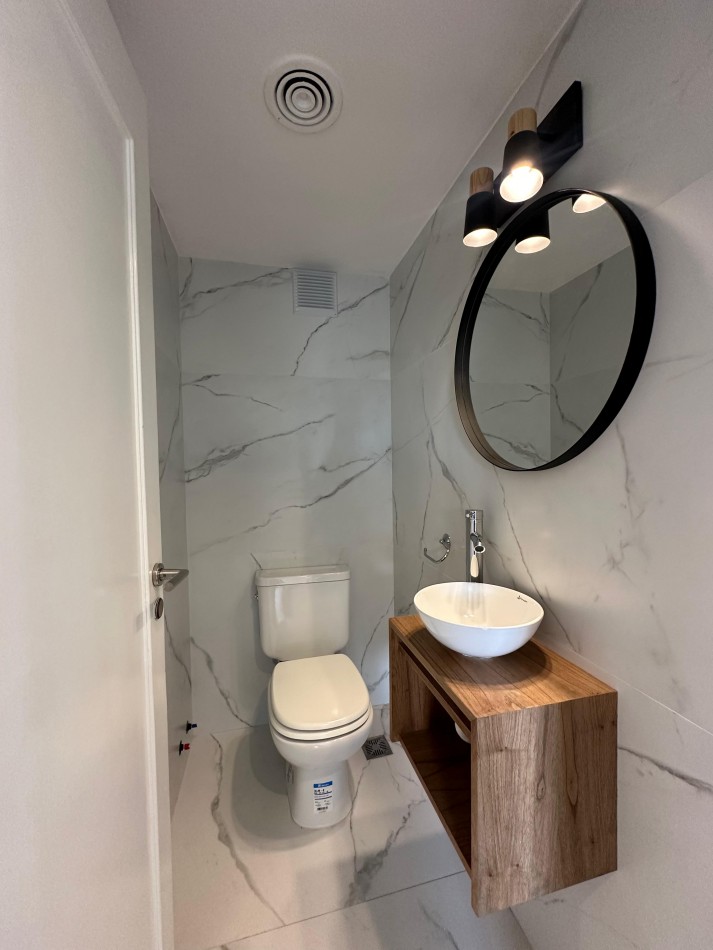 Departamento 4 ambientes a la calle con balcon terraza. Cochera. Mar del Plata.