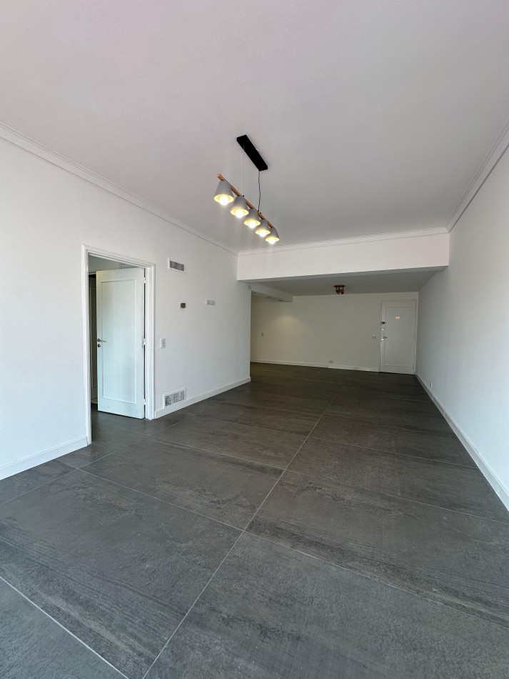 Departamento 4 ambientes a la calle con balcon terraza. Cochera. Mar del Plata.