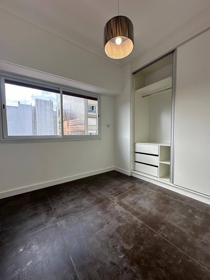 Departamento 4 ambientes a la calle con balcon terraza. Cochera. Mar del Plata.