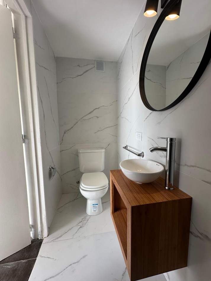 Departamento 4 ambientes a la calle con balcon terraza. Cochera. Mar del Plata.