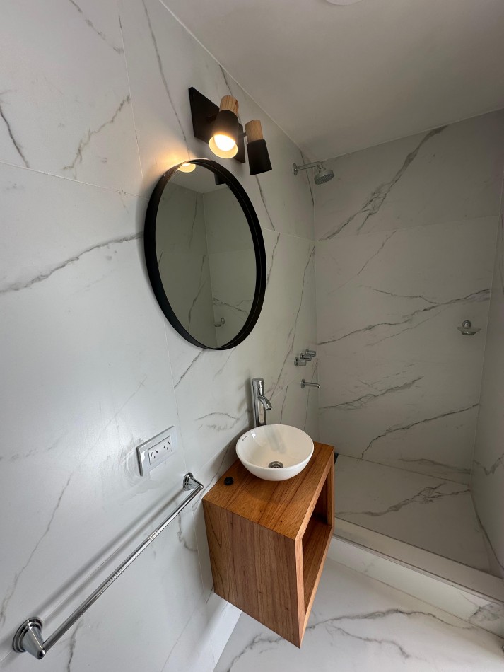 Departamento 4 ambientes a la calle con balcon terraza. Cochera. Mar del Plata.