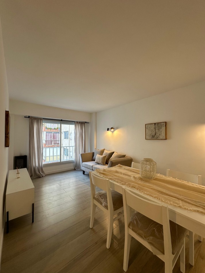 Departamento  dos ambientes con dependencia al lateral con vista a la calle. Mar del Plata.