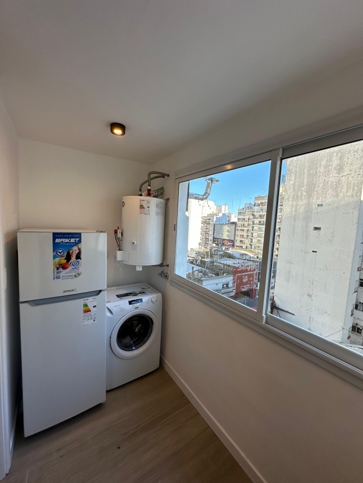 Departamento  dos ambientes con dependencia al lateral con vista a la calle. Mar del Plata.