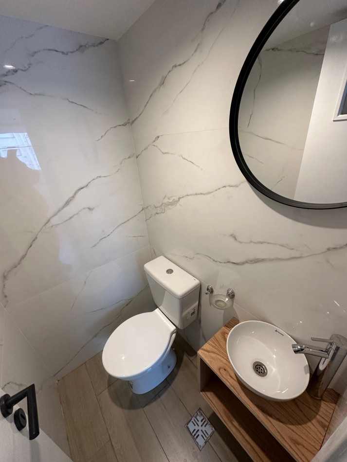 Departamento  dos ambientes con dependencia al lateral con vista a la calle. Mar del Plata.