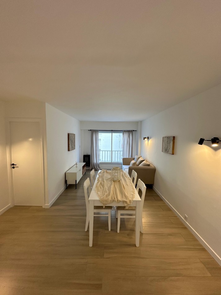 Departamento  dos ambientes con dependencia al lateral con vista a la calle. Mar del Plata.