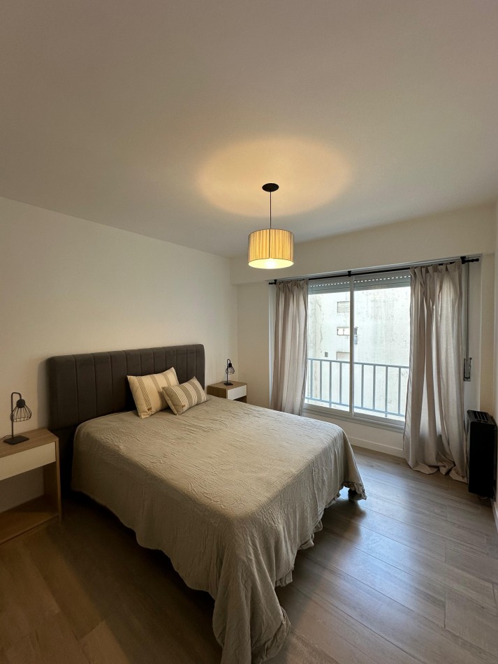 Departamento  dos ambientes con dependencia al lateral con vista a la calle. Mar del Plata.