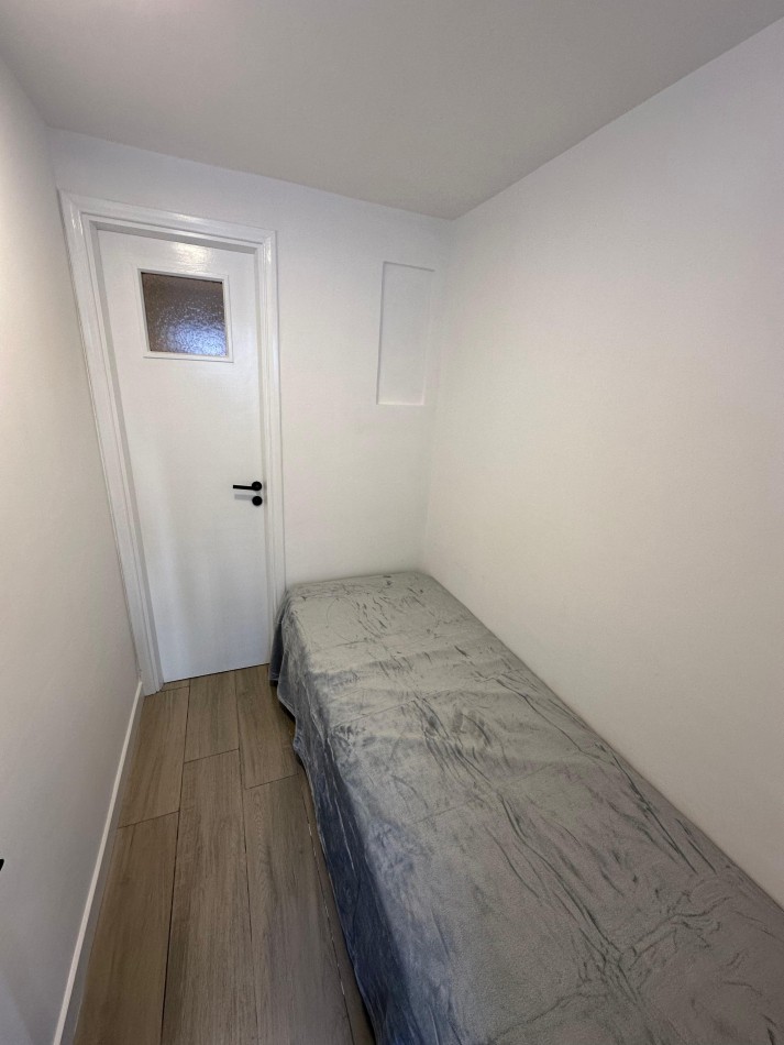 Departamento  dos ambientes con dependencia al lateral con vista a la calle. Mar del Plata.