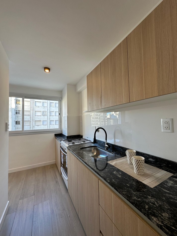 Departamento  dos ambientes con dependencia al lateral con vista a la calle. Mar del Plata.