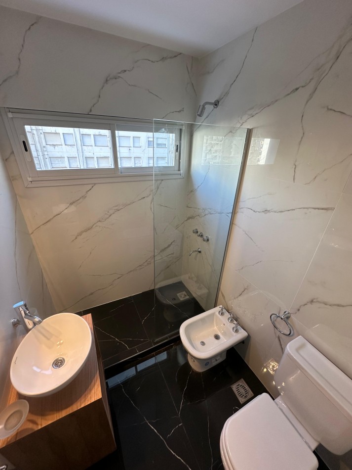 Departamento  dos ambientes con dependencia al lateral con vista a la calle. Mar del Plata.