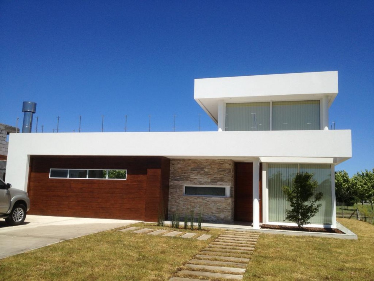 Rumenco, casa 5 ambientes. Dos plantas. Barrio Cerrado. 