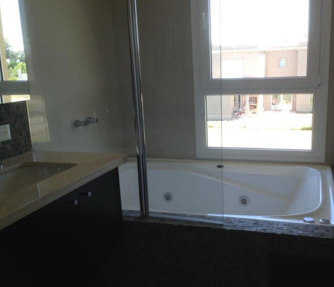 Rumenco, casa 5 ambientes. Dos plantas. Barrio Cerrado. 