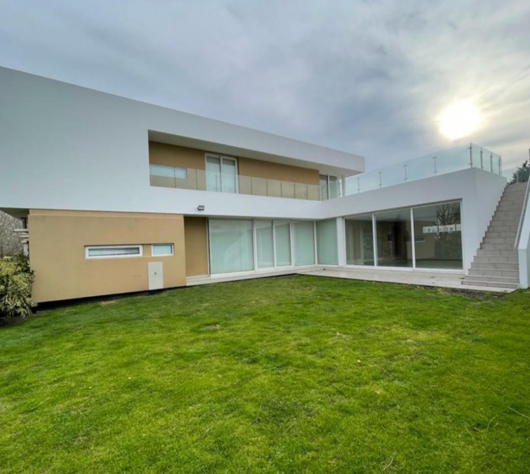 Rumenco, casa 5 ambientes. Dos plantas. Barrio Cerrado. 