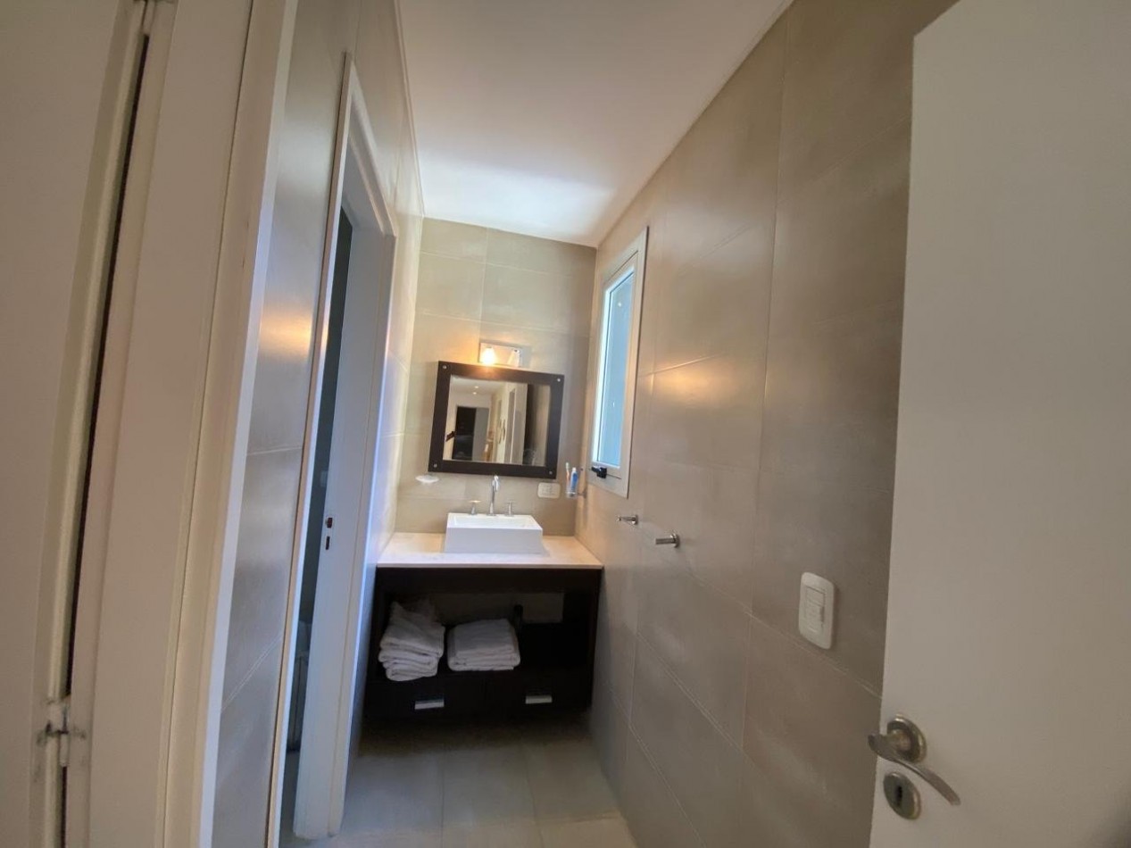 Casa en venta. Cinco Ambientes, en Barrio Residencial 1 de Costa Esmeralda. Costa Atlantica.