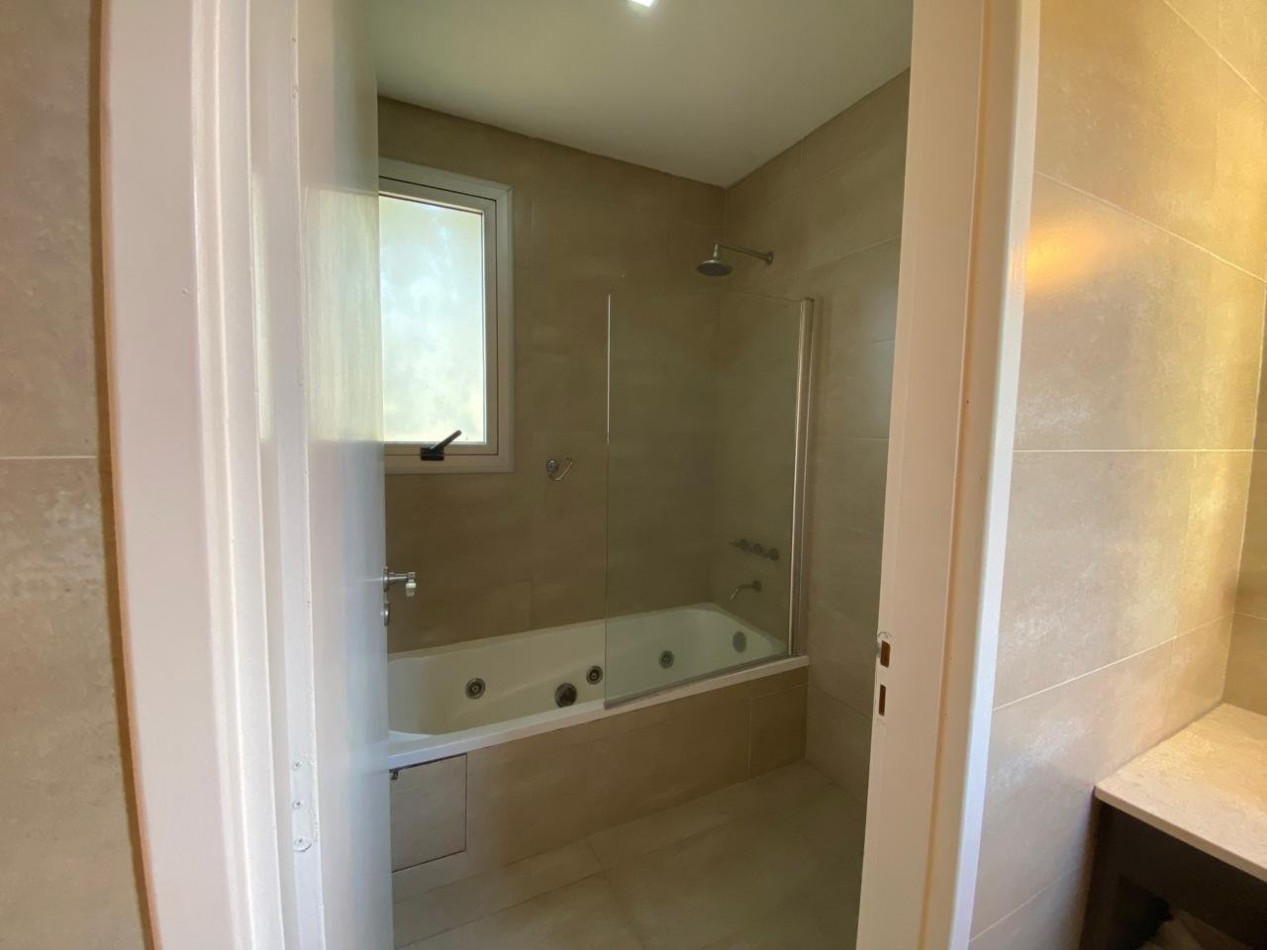 Casa en venta. Cinco Ambientes, en Barrio Residencial 1 de Costa Esmeralda. Costa Atlantica.