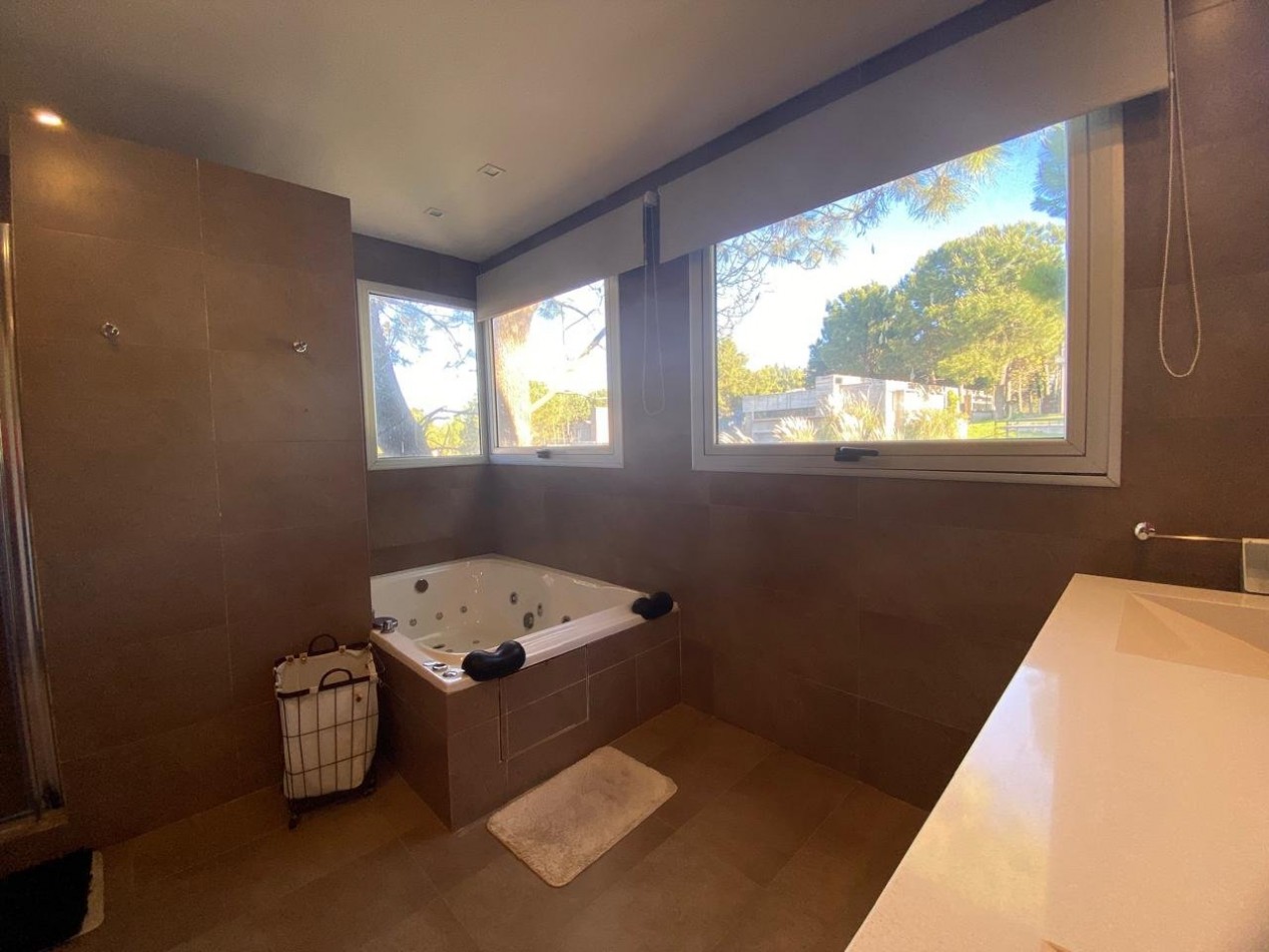 Casa en venta. Cinco Ambientes, en Barrio Residencial 1 de Costa Esmeralda. Costa Atlantica.