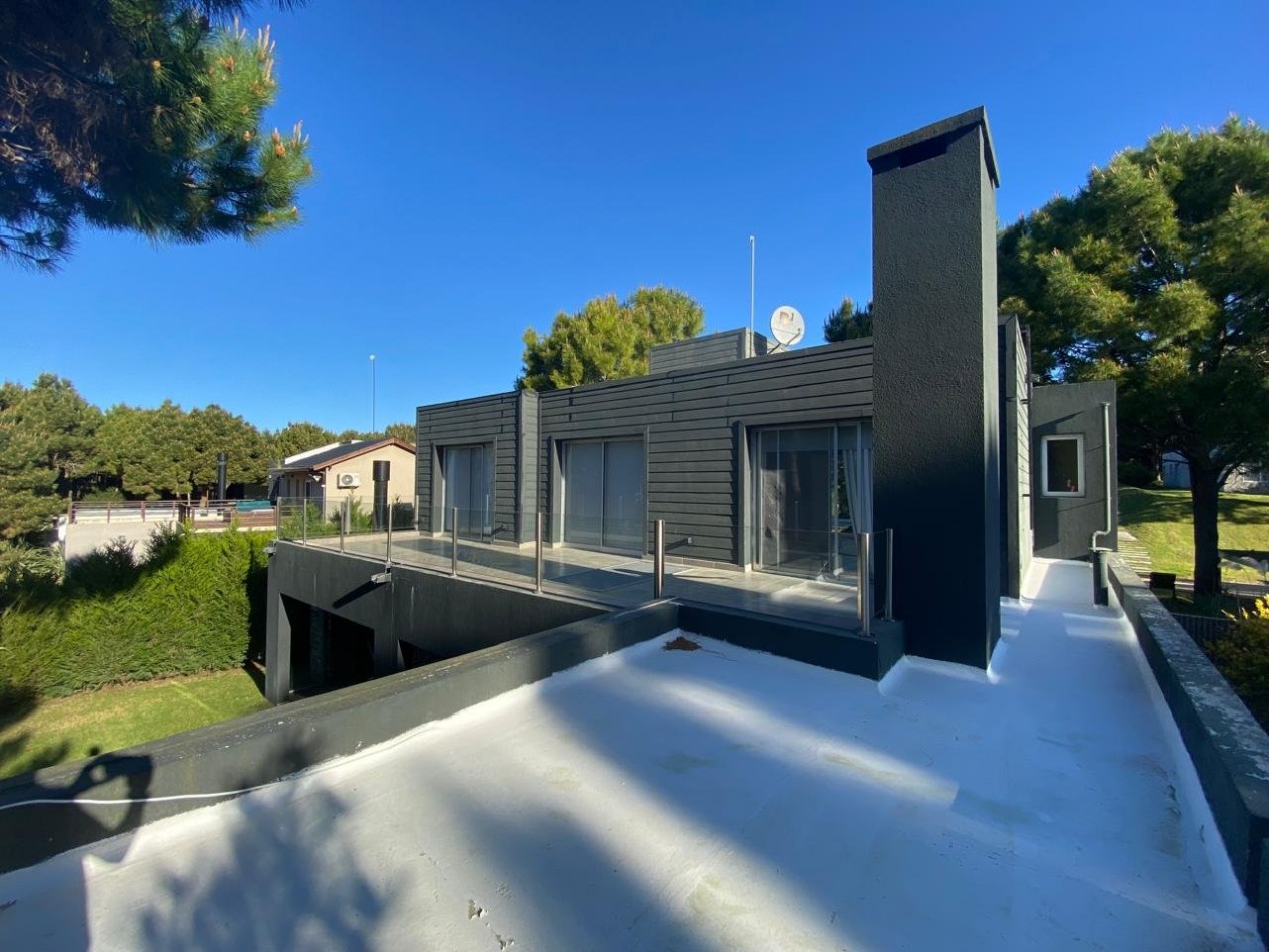 Casa en venta. Cinco Ambientes, en Barrio Residencial 1 de Costa Esmeralda. Costa Atlantica.