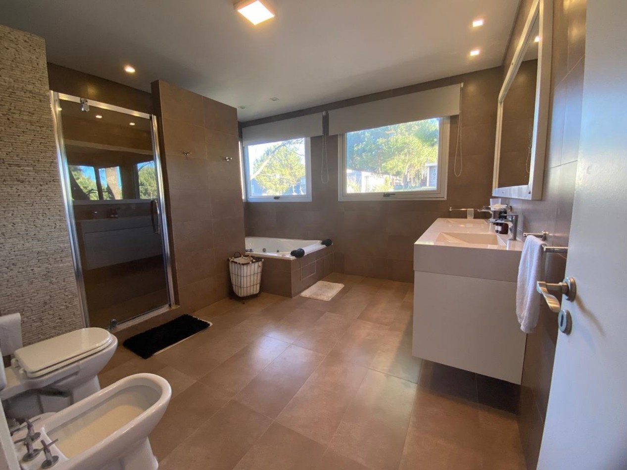 Casa en venta. Cinco Ambientes, en Barrio Residencial 1 de Costa Esmeralda. Costa Atlantica.