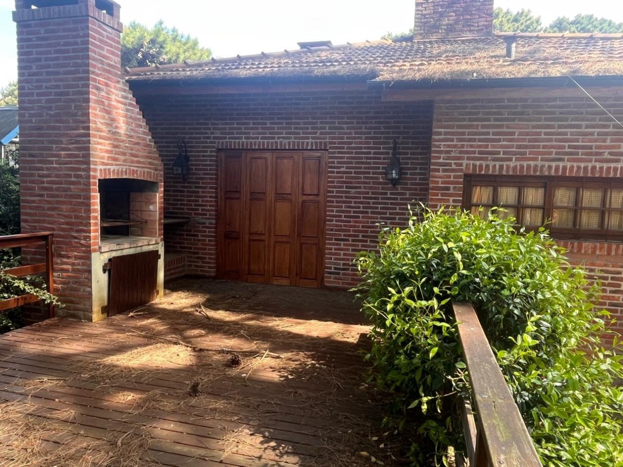 Casa en venta cinco ambientes. Pinamar. Costa Atlantica.