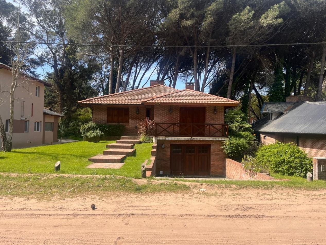 Casa en venta cinco ambientes. Pinamar. Costa Atlantica.