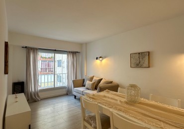 Departamento  dos ambientes con dependencia al lateral con vista a la calle. Mar del Plata.